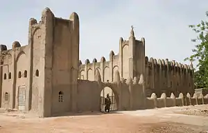 The old mosque in the town of M'Pessoba (May 2014).