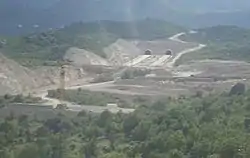 Construction works in a cut in front of a tunnel.