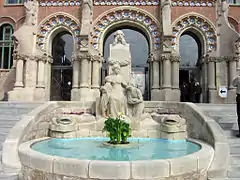 Monumento a Pau Gil (1930), byusebi Arnau, Hospital de la Santa Cruz y San Pablo.