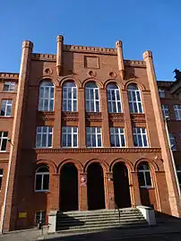 Front facade with its avant-corps