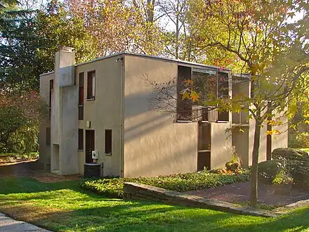 Front of house at right; kitchen side at left (2010)