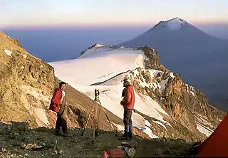 Iztaccihuatl and Popocatépetl show their glaciers from the archaeological camp, on top of Iztaccihuatl in 1985. Left Arturo Montero, right S. Iwaniszewski.