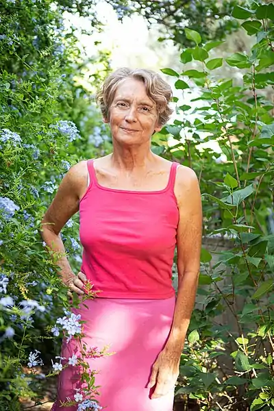 Françoise_Romand_en_photo_dans_son_jardin