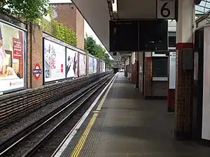 Southbound Metropolitan line Platform 6 looking south