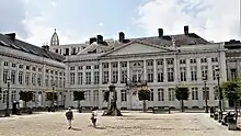 The cabinet offices are located at the Place des Martyrs/Martelaarsplein in Brussels