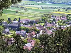 The church and surrounding buildings in Grenois