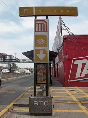 Picture of a sign indicating one of the entrances to Valle Gómez station