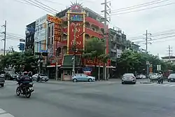 Phran Nok Intersection as seen from Itsaraphap Road in 2018 (Ban Chang Lo is the left side of the image and the direction two cars are turning, while right side is Siriraj)