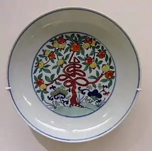 Porcelain dish with a peach tree in the form of Shou, from the Kangxi period in the Qing dynasty