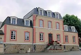 The town hall and school in Ris