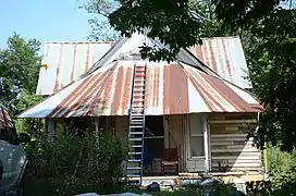 The Sanders-Hollabaugh house, with an uncharacteristic front door (NRHP-listed)