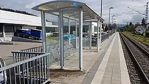 Shelter on side platform