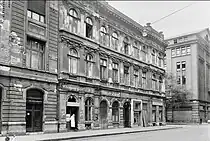 Somogyi Béla utca 5 in 1957. At right is the Corvin Áruház.