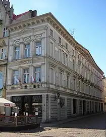 Registered on Kuyavian-Pomeranian Heritage list, this tenement at 12 Stary Rynek is the result of a thorough reconstruction made in 1877. The building has gothic cellars from the 15th century.