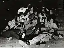 Tanguito—accompanied by hippies—playing the guitar in Plaza Francia, a popular meeting place for the porteño counterculture of the 1960s.