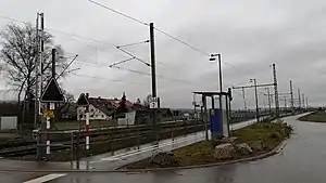 Side platform with shelters