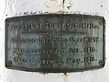 Memorial plaque installed on the foremast of the Maine located at the United States Naval Academy, reading: "Foremast of The USS Maine.  Ship blown up, Havana 15, Feb, 1898.  Mast recovered 6, Oct, 1910.  Erected here 5, May, 1913."