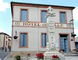 The town hall of Vazerac and the war memorial